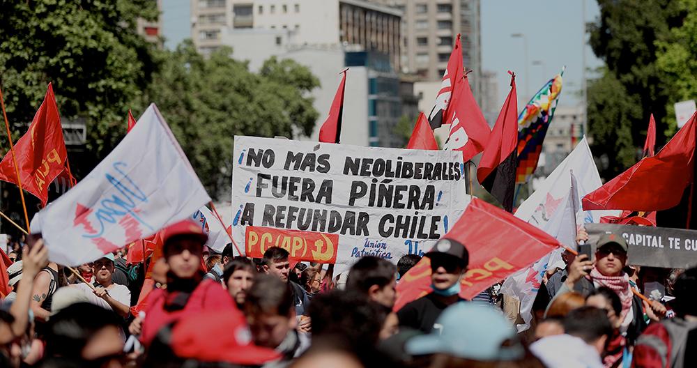 Manifestantes protestan contra el Gobierno de Chile en el centro de Santiago (Chile) / EFE